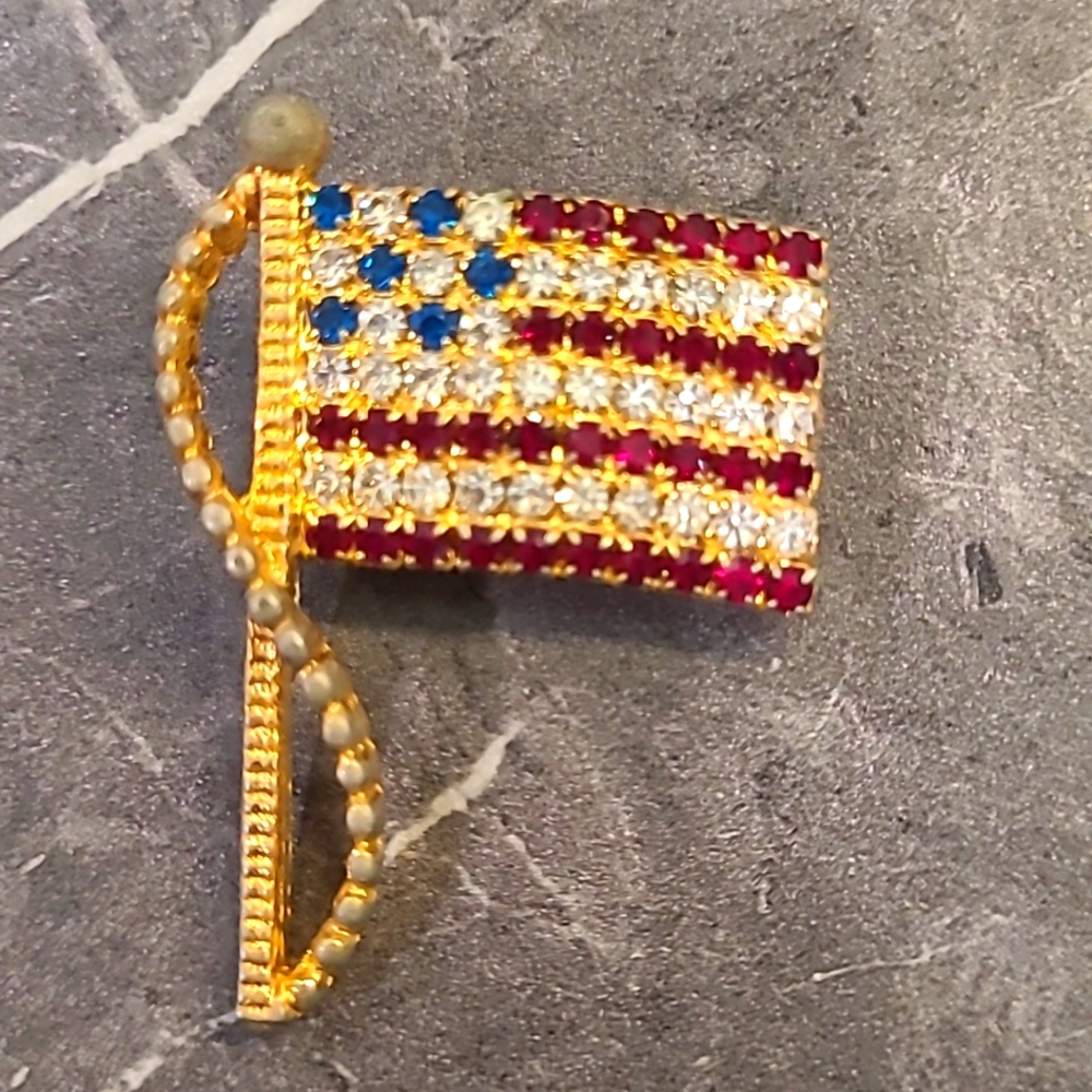 American 🇺🇸 Flag Vintage Pin